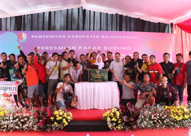 Bupati Bojonegoro Anna Mu"awanah dalam peresmian Pasar Burung Buana Lestari.
