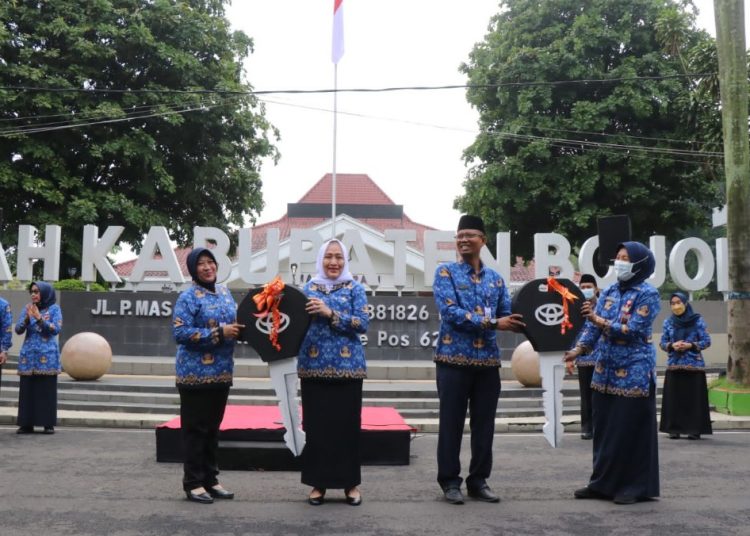 Penyerahan kunci secara simbolis sebagai penyerahan mobil dinas baru untuk camat se-Kabupaten Bojonegoro.