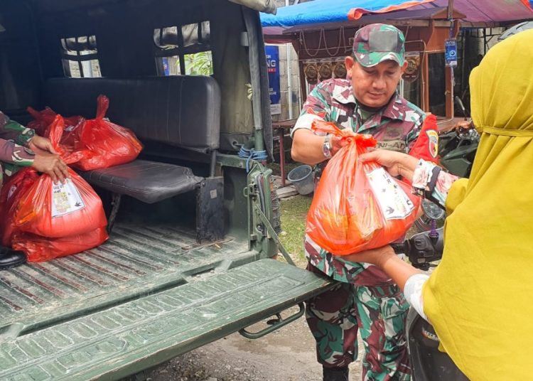 Penyerahan bantuan sembako oleh Koramil Dander Bojonegoro kepada masyarakat kurang mampu.