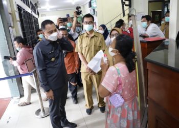 Wali Kota Surabaya Eri Cahyadi sidak ke Puskesmas Sidotopo di Jalan Pegirian, Surabaya.