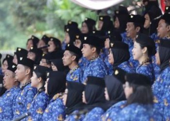 Wali Kota Surabaya Eri Cahyadi bersama ASN dalam peringatan Hari Ulang Tahun ke - 51 Korps Pegawai Republik Indonesia (KORPRI) di halaman Balai Kota Surabaya.