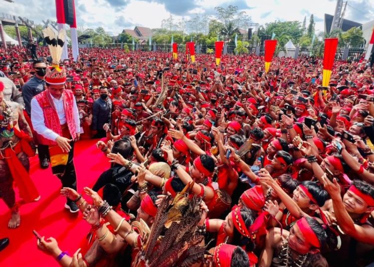 Presiden RI Joko Widodo menghadiri acara temu akbar Pasukan Merah di Rumah Rajakng Pontianak, Kalimantan Barat.
