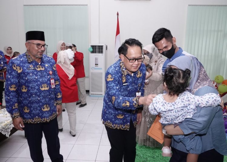 Sekretaris Daerah Jatim Adhy Karyono ikut melepas anak asuh kepada Calon Orang Tua Angkat (Cota) di UPT Perlindungan & Pelayanan Sosial Asuhan Balita di Kabupaten Sidoarjo.