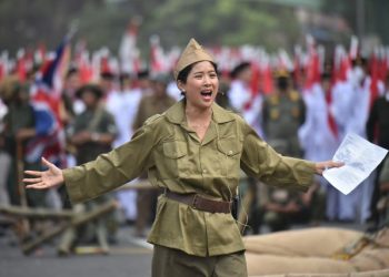 Olivia Zalianty tampil memukau di teatrikal Perang 10 November 1945 yang berlangsung di Jalan Pahlawan.