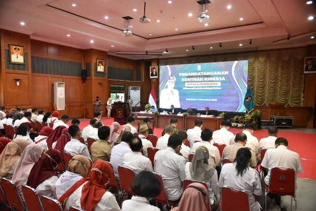 Suasana penandatanganan kontrak yang diikuti 63 kepala puskesmas di Graha Sawunggaling, Surabaya.