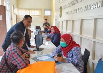 Wali Kota Surabaya Eri Cahyadi dalam salah satu sidaknya di kantor kelurahan.