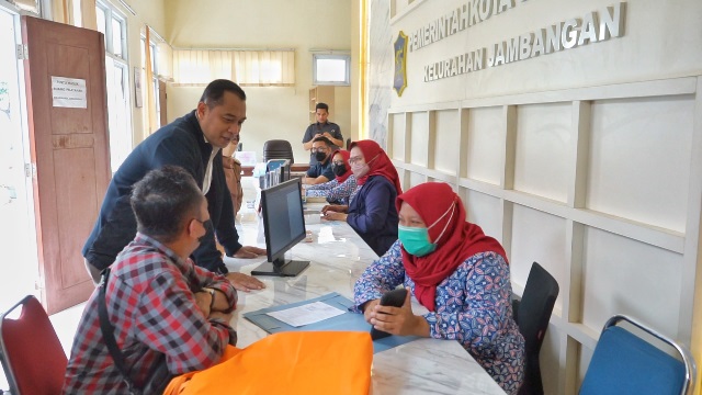 Wali Kota Surabaya Eri Cahyadi dalam salah satu sidaknya di kantor kelurahan.