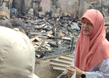 Wakil Ketua DPRD Surabaya Reni Astuti mendatangi lokasi kebakaran di Jalan Kedondong Kidul II.