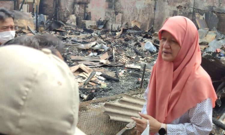 Wakil Ketua DPRD Surabaya Reni Astuti mendatangi lokasi kebakaran di Jalan Kedondong Kidul II.