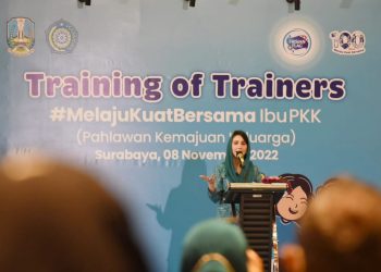 Ketua TP PKK Jawa Timur Arumi Bachsin saat membuka kegiatan Training of Trainers (ToT) di Mercure Grand Mirama Hotel Surabaya.