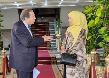 Gubernur Jawa Timur Khofifah Indar Parawansa di sela pertemuan dengan Grand Syaikh Al-Azhar University Prof. Dr. Syaikh Ahmad At-Thayeb.