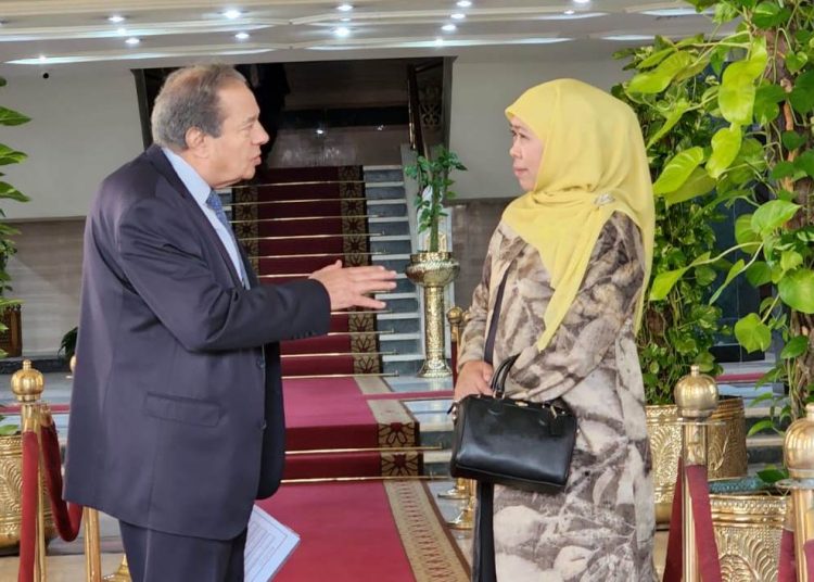 Gubernur Jawa Timur Khofifah Indar Parawansa di sela pertemuan dengan Grand Syaikh Al-Azhar University Prof. Dr. Syaikh Ahmad At-Thayeb.