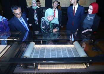 Gubernur Jawa Timur Khofifah Indar Parawansa saat berkunjung ke Bibliotheca Alexandrina di Kota Alexandria Mesir.