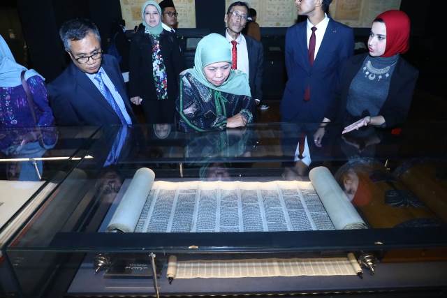 Gubernur Jawa Timur Khofifah Indar Parawansa saat berkunjung ke Bibliotheca Alexandrina di Kota Alexandria Mesir.