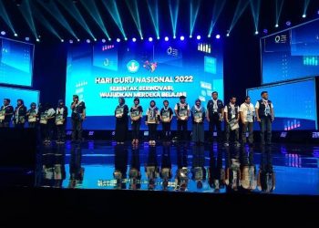 Penyerahan tropi Apresiasi Guru dan Tenaga Kependidikan (GTK) Inspiratif 2022 yang diselenggarakan Kementerian Pendidikan, Kebudayaan, Riset, dan Teknologi pada Peringatan Hari Guru Nasional.