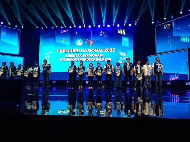 Penyerahan tropi Apresiasi Guru dan Tenaga Kependidikan (GTK) Inspiratif 2022 yang diselenggarakan Kementerian Pendidikan, Kebudayaan, Riset, dan Teknologi pada Peringatan Hari Guru Nasional.