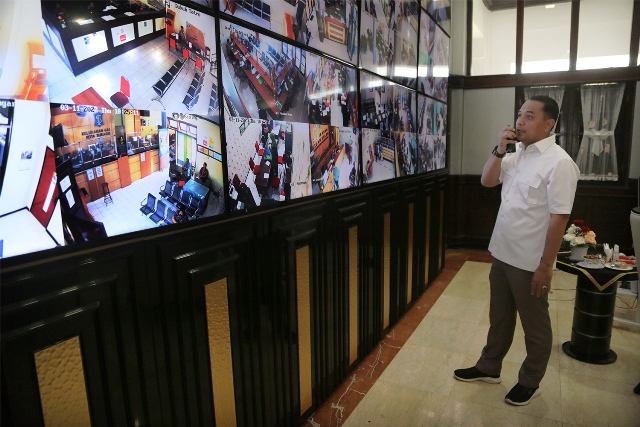 Wali Kota Surabaya Eri Cahyadi memantau pelayanan publik di lingkungan Pemkot Surabaya melalui CCTV.