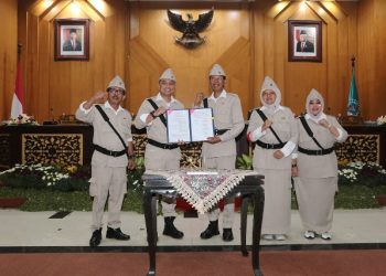 Wali Kota Surabaya Eri Cahyadi bersama pimpinan DPRD Surabaya dalam rapat paripurna dengan agenda pengesahan APBD tahun 2023.