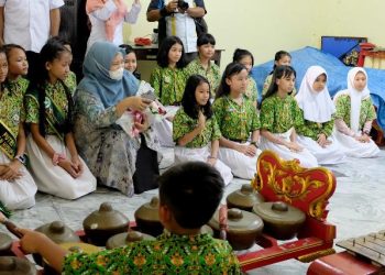 Perwakilan Unicef Kurniasih Zulhadji ketika melakukan monitoring KLA di Surabaya.