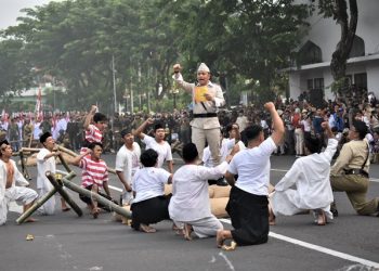 Wali Kota Surabaya Eri Cahyadi mengobarkan semangat kepahlawanan Arek-Arek Suroboyo dalam Parade Surabaya Juang.
