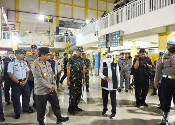 Gubernur Jawa Timur Khofifah Indar Parawansa bersama Kapolda Jatim Irjen Toni Harmanto dan Komandan Korem 084/Bhaskara Jaya Brigjen TNI Terry Tresna Purnama meninjau kesiapan sejumlah titik pintu masuk di Jatim jelang Natal dan Tahun Baru.