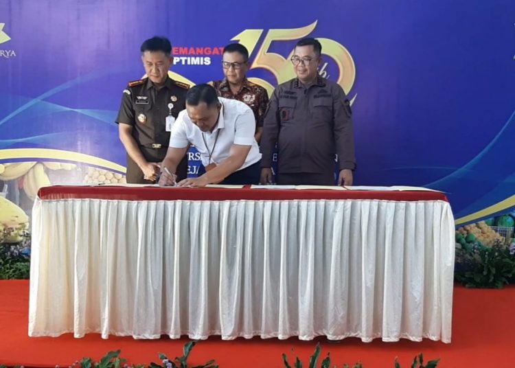 Direktur Utama PD Pasar Surya Agus Priyo menandatangani MoU dengan Kejari Surabaya dan Kejari Tanjung Perak disaksikan Asisten Perekonomian dan Pembangunan Pemkot Surabaya Irvan Widyanto.