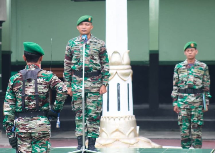 Upacara peringatan Hari Juang TNI Angkatan Darat ke-77 tahun 2022 di lapangan markas Kodim 0813 Bojonegoro.