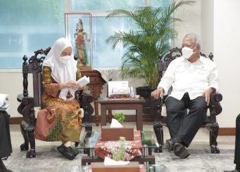 Bupati Bojonegoro Anna Mu'awanah saat bertemu Menteri Pekerjaan Umum dan Perumahan Rakyat (PUPR)  Mochamad Basuki Hadimoeljono.