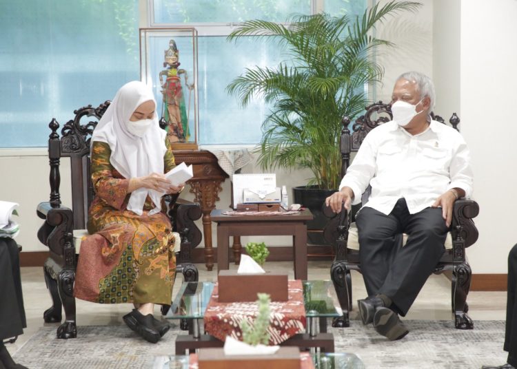 Bupati Bojonegoro Anna Mu'awanah saat bertemu Menteri Pekerjaan Umum dan Perumahan Rakyat (PUPR)  Mochamad Basuki Hadimoeljono.