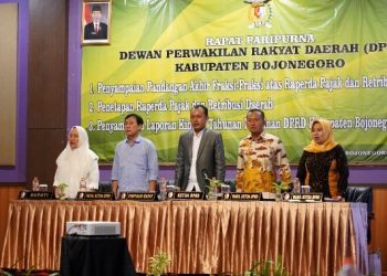 Bupati Bojonegoro Anna Mu’awanah bersama pimpinan DPRD Bojonegoro dalam rapat paripurna pengesahan Raperda Pajak dan Retribusi Daerah menjadi Perda.