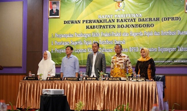 Bupati Bojonegoro Anna Mu’awanah bersama pimpinan DPRD Bojonegoro dalam rapat paripurna pengesahan Raperda Pajak dan Retribusi Daerah menjadi Perda.