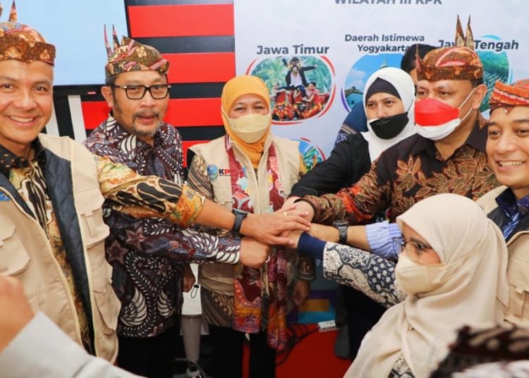 Sejumlah kepala daerah dalam acara Road to Peringatan Hari Anti Korupsi Sedunia (Hakordia) Tahun 2022, di gedung Negara Grahadi, Surabaya.