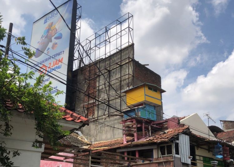 Foto ilustrasi, salah satu konstruksi reklame di Surabaya.