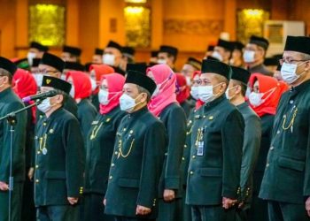 Pelantikan kepala sekolah SMA, SMK dan SLB di ruang Hayam Wuruk kantor gubernur Jawa Timur.