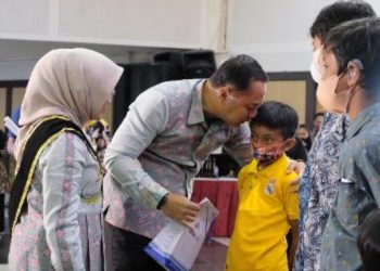 Wali Kota Surabaya Eri Cahyadi dalam peringatan Hari Disabilitas Internasional di Convention Hall Surabaya.
