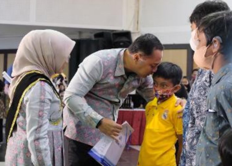 Wali Kota Surabaya Eri Cahyadi dalam peringatan Hari Disabilitas Internasional di Convention Hall Surabaya.