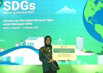 perwakilan ITS yang meraih gelar Duta Kampus Sustainable Development Goals (SDGs) kategori Sosialisasi dalam ajang Duta Kampus SDGs Indonesia 2022 di Ballroom Hotel The Sultan Jakarta.