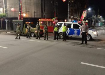 Petsonel kepolisian,TNI  dan Satpol PP Surabaya melakukan patroli memberantas gangster sekaligus mencegah tawuran remaja dan balapan liar.