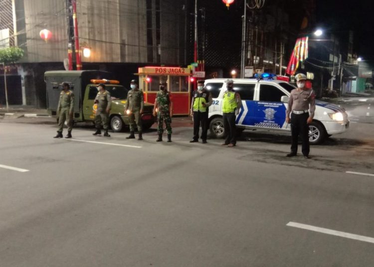 Petsonel kepolisian,TNI  dan Satpol PP Surabaya melakukan patroli memberantas gangster sekaligus mencegah tawuran remaja dan balapan liar.