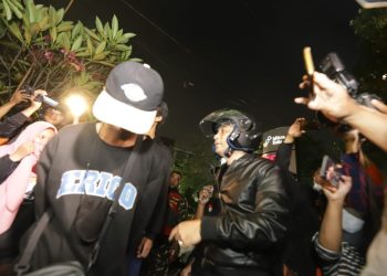 Wali Kota Surabaya Eri Cahyadi memimpin tim gabungan dalam kegiatan operasi gangster.