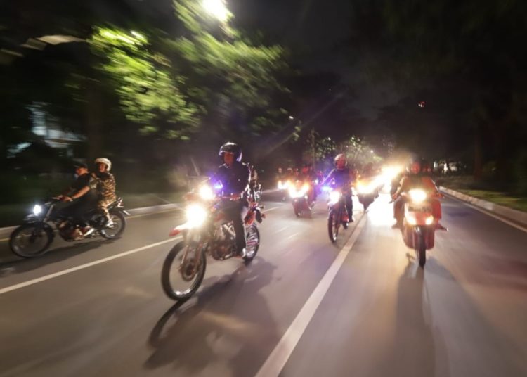 Kegiatan patroli oleh tim gabungan untuk menyisir gangster di Surabaya.