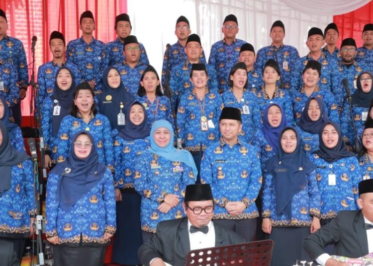 Gubernur Jayim Khofifah Indar Parawansa di sela upacara peringatan Hari Guru Nasional, HUT ke-77 Persatuan Guru Republik Indonesia (PGRI) dan HUT ke-51 Korps Pegawai Republik Indonesia (KORPRI) di halaman Gedung Negara Grahadi.