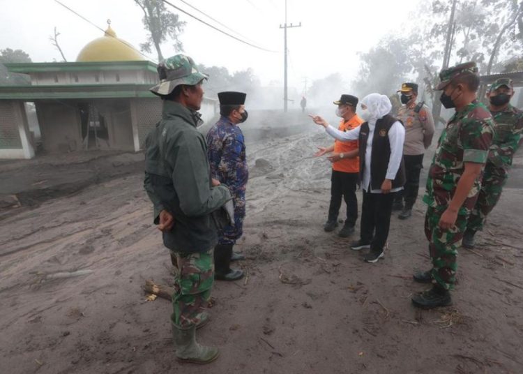 Gubernur Jawa Timur Khofifah Indar Parawansa meninjau sejumlah posko pengungsian dan lokasi terdampak erupsi Gunung Semeru.