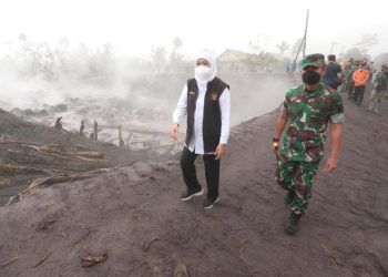 Gubernur Jatim Khofifah Indar Parawansa meninjau lokasi terdampak awan panas Semeru.