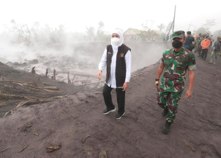 Gubernur Jatim Khofifah Indar Parawansa meninjau lokasi terdampak awan panas Semeru.