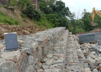 Pembangunan pelindung tebing di Desa Bareng, Kecamatan Sugihwaras, Bojonegoro. Upaya ini sebagai langkah pencegahan longsor dan banjir bandang.