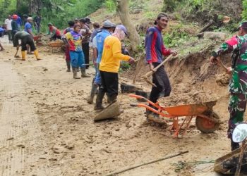 Pembersihan longsoran tanah yang menutupi badan jalan Desa Wonocolo menuju Kedewan, Bojonegoro.