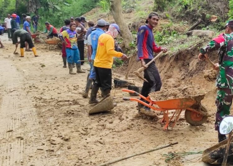 Pembersihan longsoran tanah yang menutupi badan jalan Desa Wonocolo menuju Kedewan, Bojonegoro.