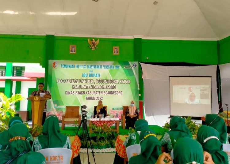 Pembinaan terhadap Institusi Masyarakat Pedesaan di pendopo Kecamatan Bojonegoro. Bupati Anna Mu'awanah hadir secara virtual dalam pertemuan itu.