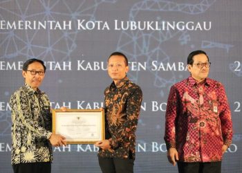Penyerahan penghargaan Anugerah Meritokrasi Kategori Baik tahun 2022 dari Komisi Aparatur Sipil Negara kepada Pemkab Bojonegoro.